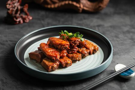 Свиные ребра и куриные крылья