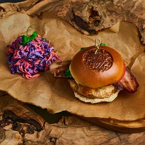 Бургер с котлетой из курицы в панировке