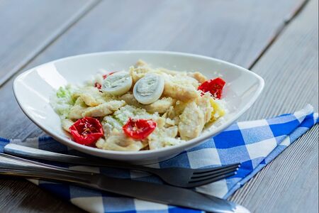 Салат Цезарь с курицей