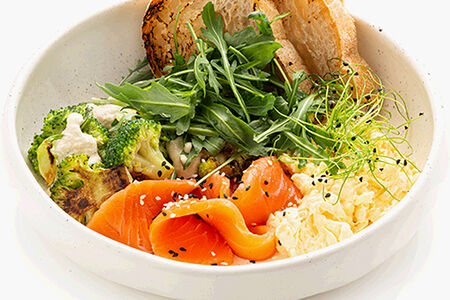 Запеченная брокколи с ореховым соусом и лососем слабой соли