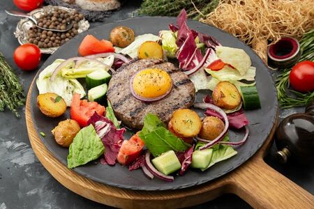 Бифштекс с запеченным беби-картофелем