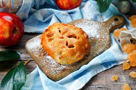 Булочка с яблоками