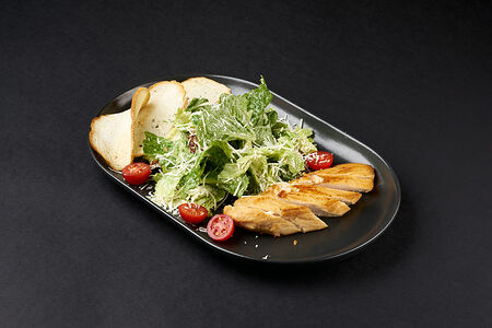 Салат Цезарь с курицей