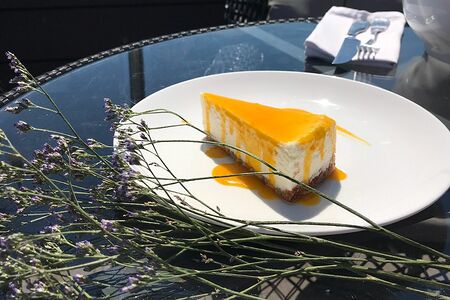 Чизкейк с соусом манго-маракуйя