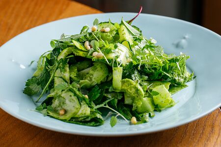 Зеленый салат с авокадо