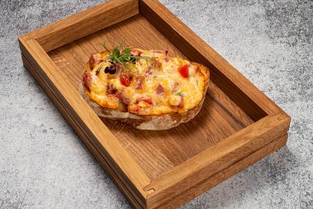 Брускетта с колбасой и томатами