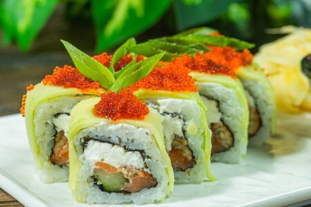 Ролл с угрем, лососем и авокадо