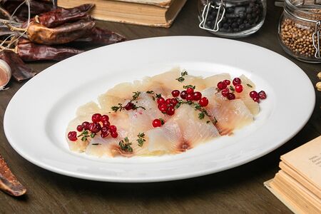 Слабосолёная карельская форель с мочёной брусникой