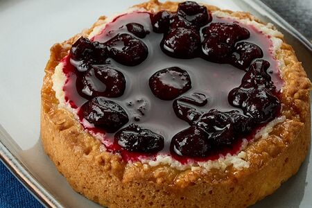 Пирожное Смородина с творогом и кешью