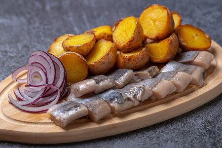 Сельдь с отварным картофелем