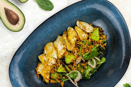 Салат с цыпленком гриль и авокадо