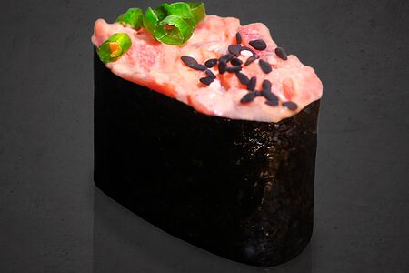 Гункан с тунцом