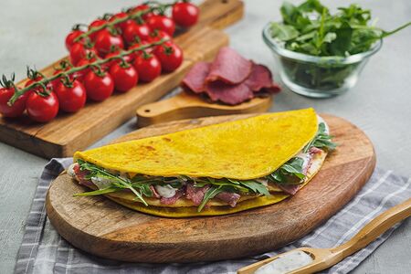 Кыстыбургер с утиной грудкой, картофельным пюре и рукколой под сливочным соусом