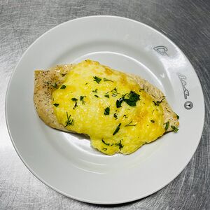 Куриное филе, запеченное под сыром с овощами