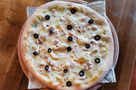 Пицца с ананасом