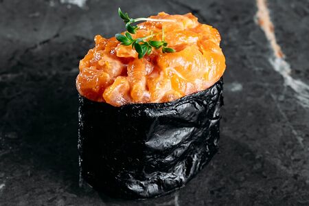 Спайси лосось гункан