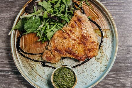 Корейка в специях с аргентинским соусом