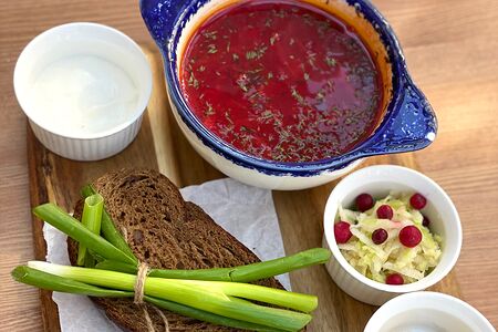 Борщ с салом и чесноком