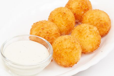 Сырные шарики с белым чесночным соусом