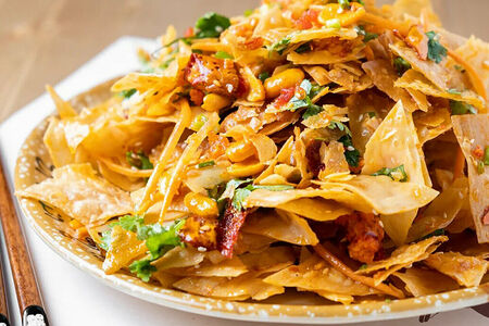 Салат их домашних чипсов с паприкой и арахисом