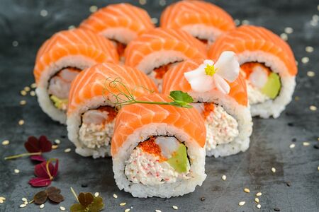 Филадельфия, краб, тобико, креветка, авокадо