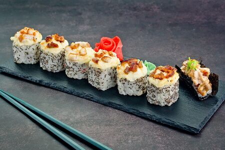 Теплый унаги и спайси суши с угрем