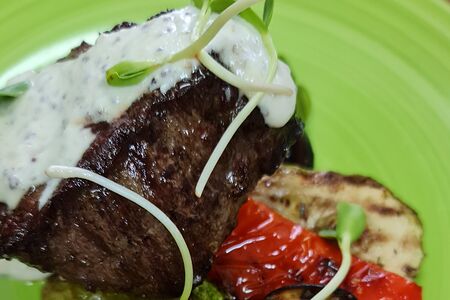 Филе миньон с овощами гриль и горчично-сливочным соусом