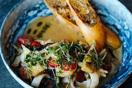 Соте из кальмара с лангустинами и антипасти на белом вине