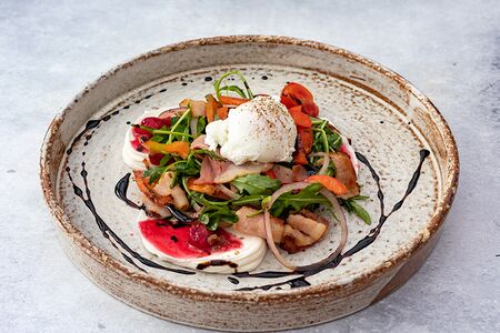 Салат с домашним сыром, рукколой, беконом и яйцом пашот