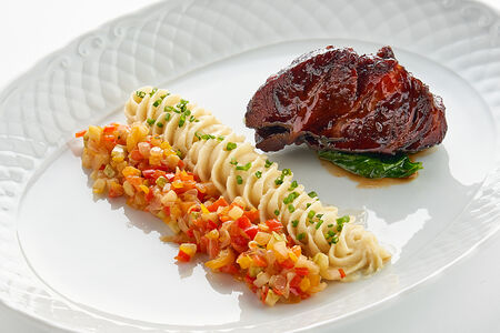 Телячьи щечки с сальсой из овощей и сельдереевым пюре