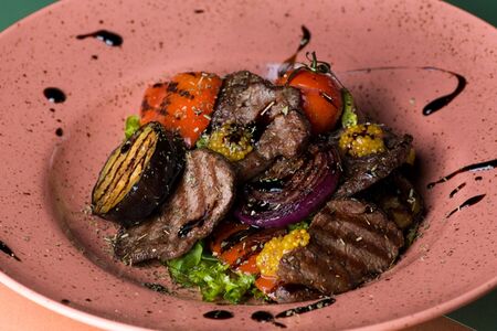 Салат-гриль с говядиной