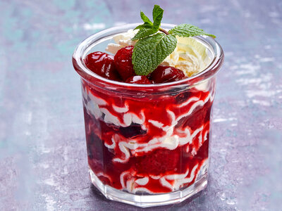 Творожный десерт с соусом из лесных ягод