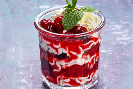 Творожный десерт с соусом из лесных ягод