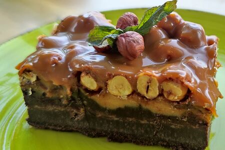 Брауни с карамелью с фундуком