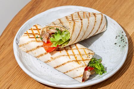 Тёплый ролл Цезарь с курицей