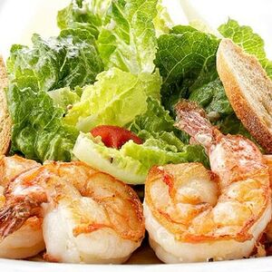 Салат Цезарь с креветкой