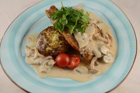 Свиная корейка с нежным сливочно-грибным соусом