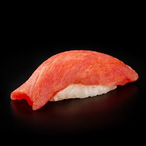 Суши с тунцом