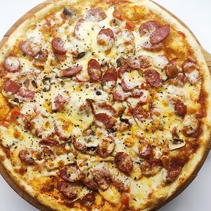 Пицца с охотничьими колбасками