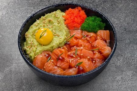 Поке (донбури) с лососем