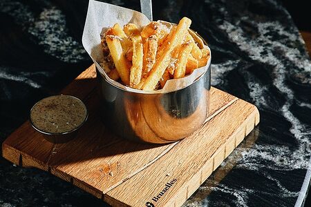 Картофель фри с трюфельным соусом и пармезаном