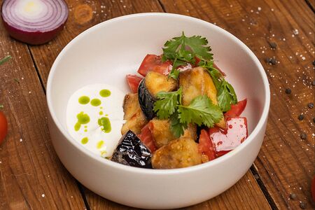 Салат с хрустящими баклажанами и сливочным сыром