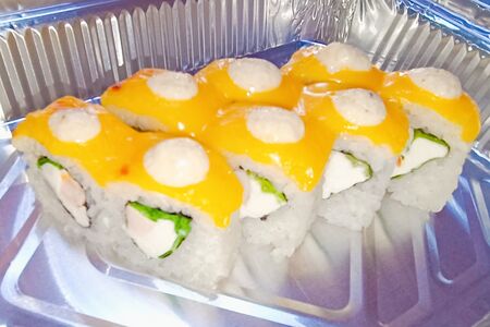 Запеченный ролл Цезарь