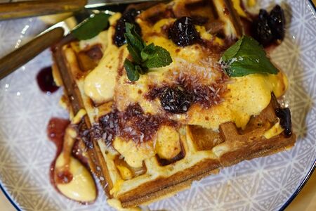 Вафля сладкая с облепихово-сливочным соусом