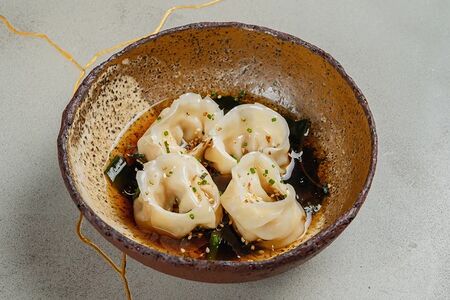 Вонтоны с гребешком и креветкой