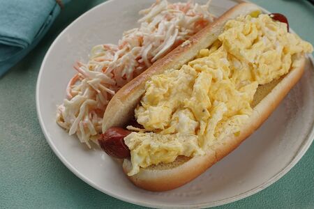 Хот-дог с куриной сосиской и скрэмблом с трюфельным маслом