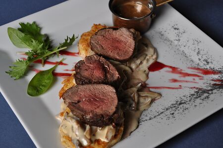 Ростбиф на картофельных дерунах