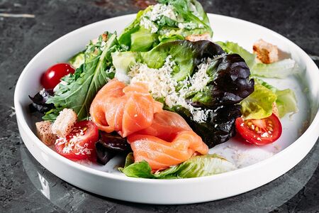 Цезарь с копченым лососем