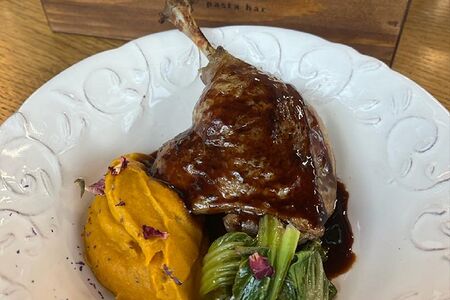 Утка Конфи с бататом и соусом Порто