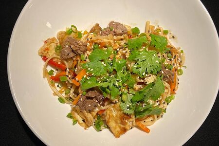 Wok с говядиной и лапшой